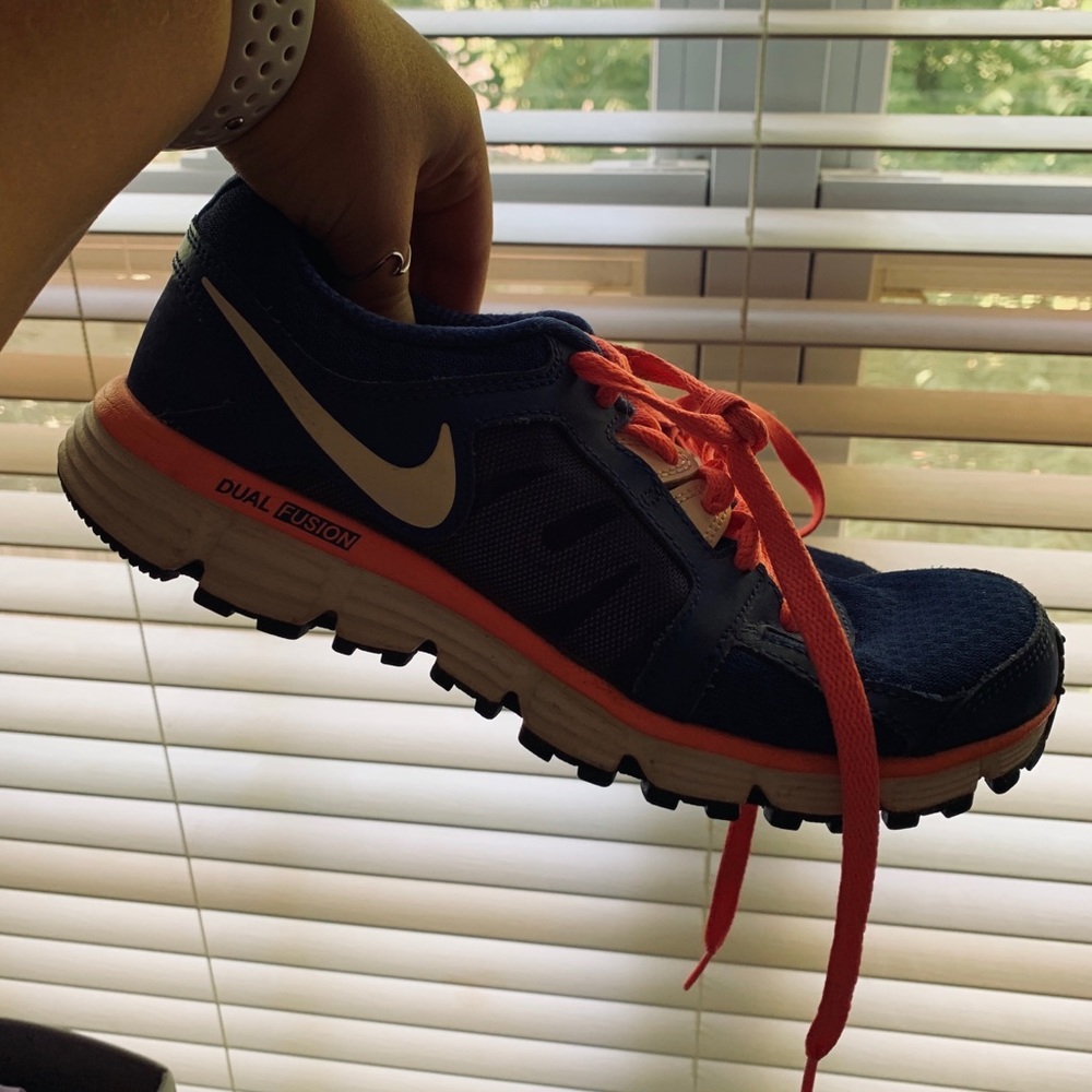 nike tennis shoes